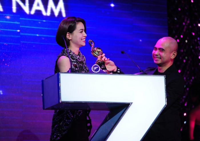 Hồ Ngọc Hà nhận giải nghệ sĩ của năm 2012